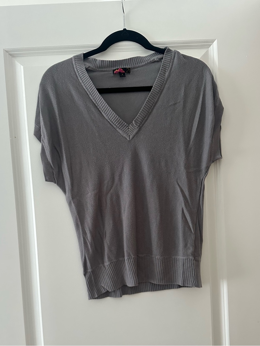 Forever 21 Gray V-Neck Short Sleeve Knit Top